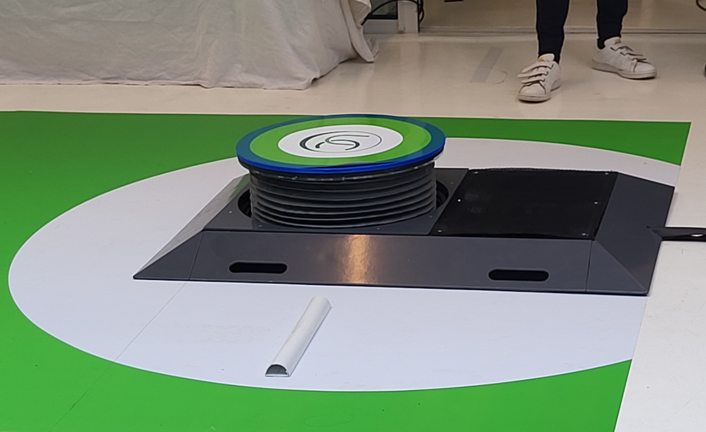 Vue de la borne à induction d'Up&Charge