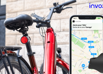 Vue d'un vélo et de l'écran d'un smartphone avec sa localisation