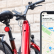 Vue d'un vélo et de l'écran d'un smartphone avec sa localisation