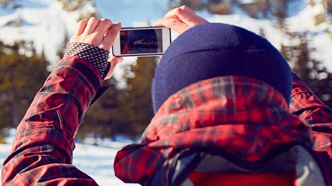 vue d'une personne prenant une photo sur smartphone