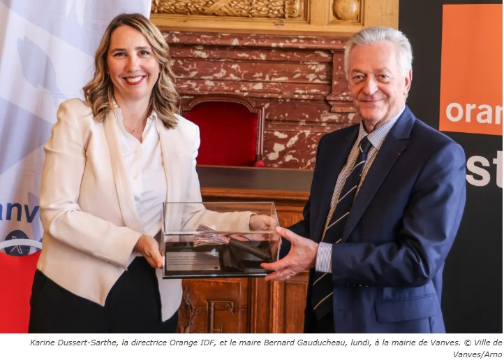 Le maire de Vanves Bernard Gauducheau et la directrice Ile-de-France d'Orange