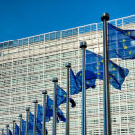 Drapeaux européens flottant devant le siège de la Commission Européenne