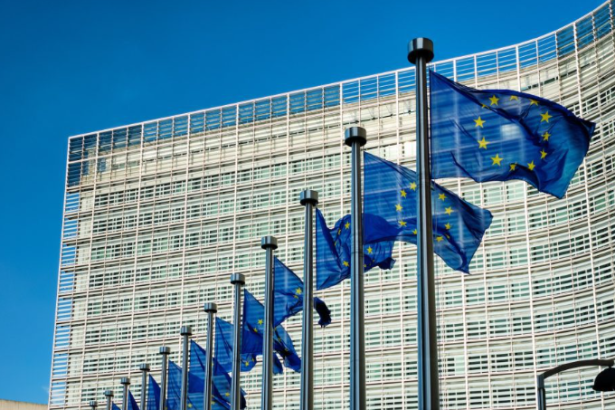 Drapeaux européens flottant devant le siège de la Commission Européenne