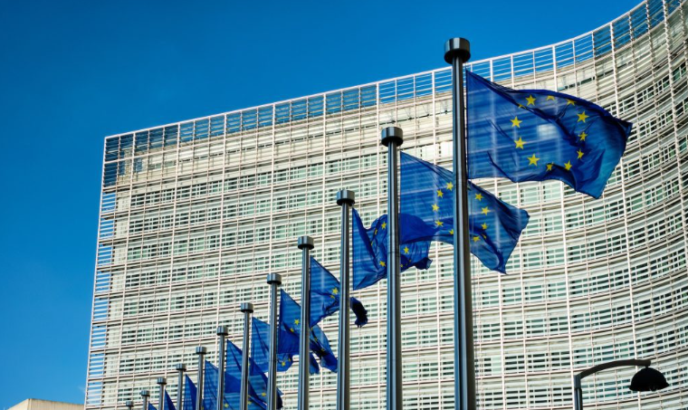 Drapeaux européens flottant devant le siège de la Commission Européenne