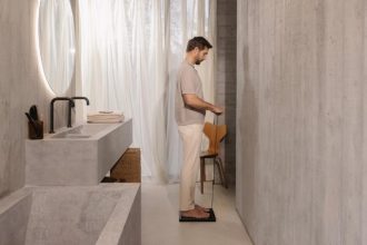 Un homme utilise le ScanBordy 2 de Withings