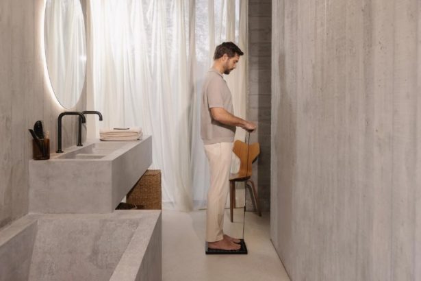 Un homme utilise le ScanBordy 2 de Withings